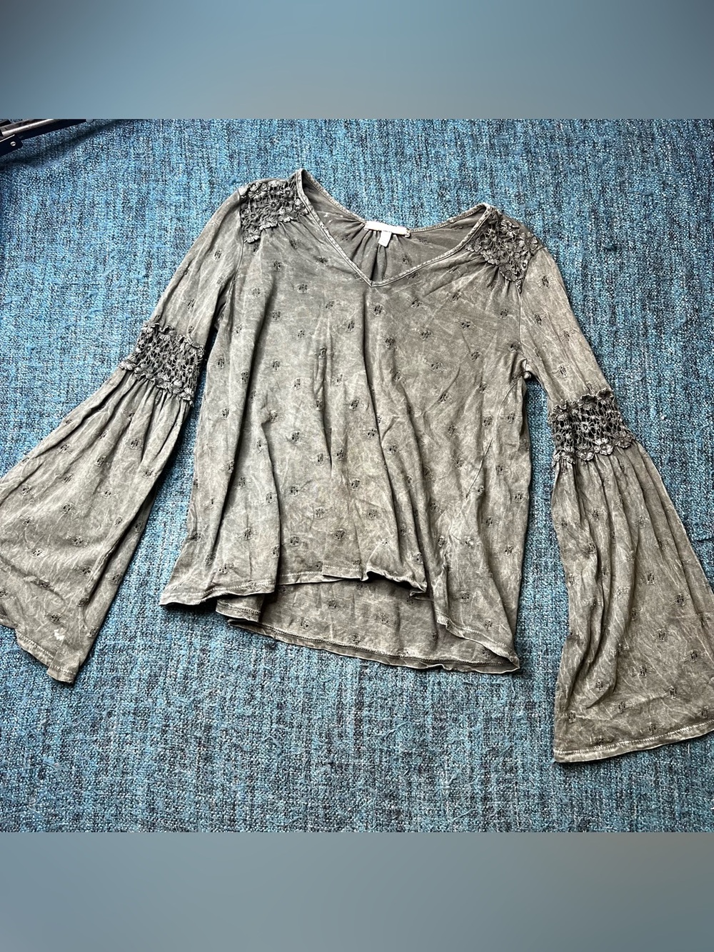Anthropologie Eri + Ali Calvie Eyelet Flare Sleeve Top Women's Size XS Gray